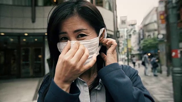 戴着外科口罩的日本妇女视频素材