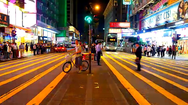 时间一分一分地过去，香港当地市场里挤满了人视频素材