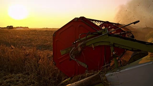 SLO MO收割小麦的联合收割机头的旋转视频素材