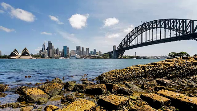 悉尼港的时间推移，大桥和北侧的天际线(kirribili)为4K格式视频素材