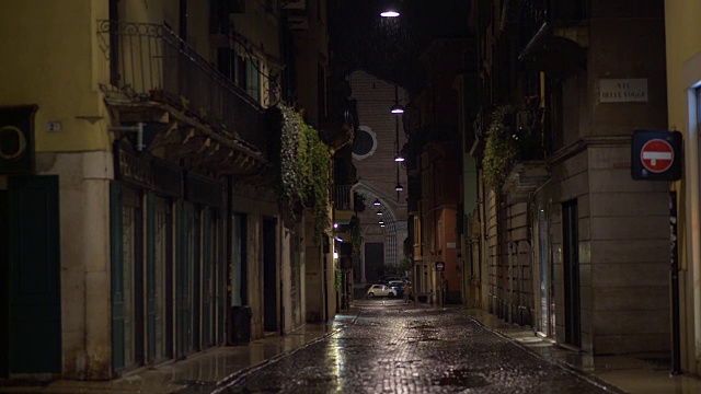 雨夜的维罗纳公路上，圣阿纳斯塔西娅教堂为背景视频下载