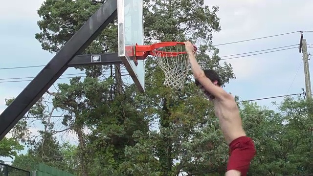 运动员爬上篮球柱视频下载
