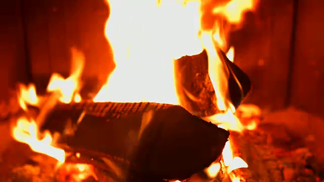 壁炉里燃烧的木头。体积壁炉。视频素材
