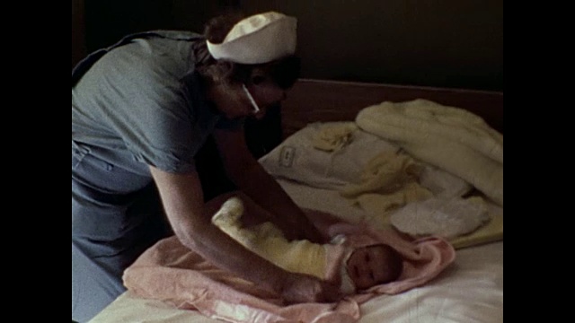 1974护士给新生儿穿衣视频下载