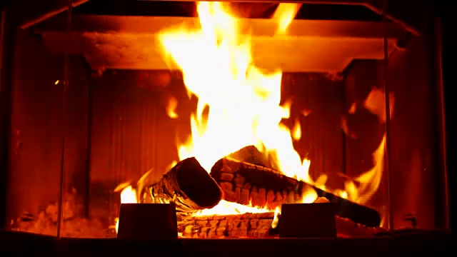 壁炉里燃烧的木头。摄像机移回滑块视频下载