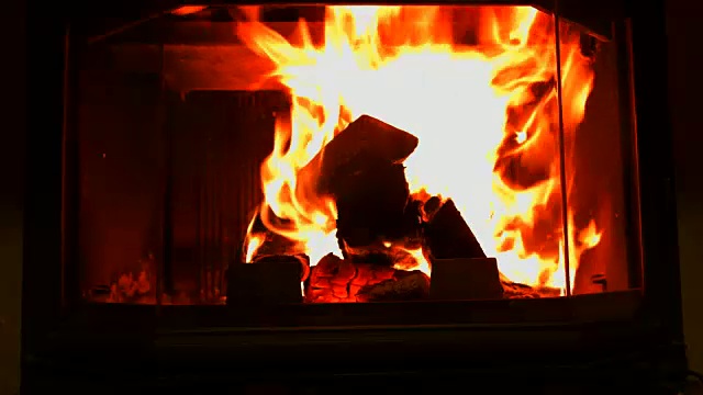 壁炉里燃烧的木头。视差效果视频素材