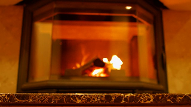壁炉里燃烧的木头。视频素材
