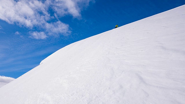 滑雪者从山上下来，骑着刚下的雪视频素材