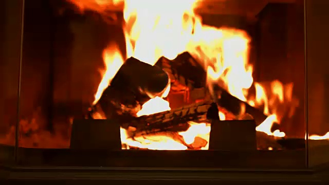 壁炉里燃烧的木头。摄像机移回滑块视频素材