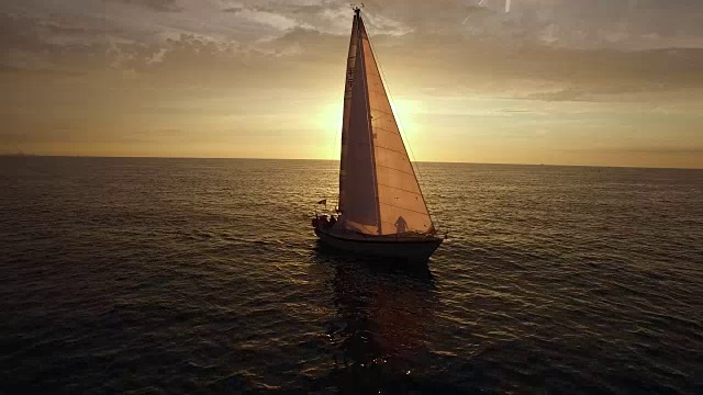 航拍日落时的帆船。视频下载