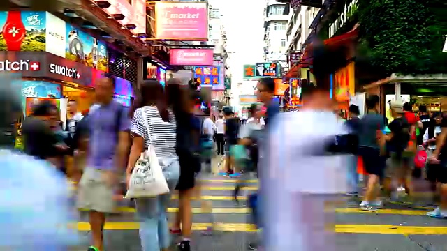 时间一分一分地过去，香港当地市场里挤满了人视频素材