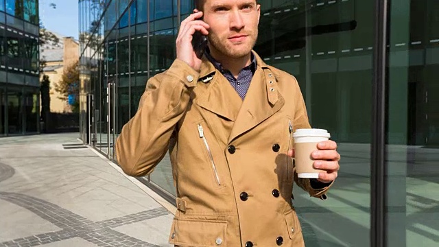 微软商人使用手机和在户外喝咖啡视频下载