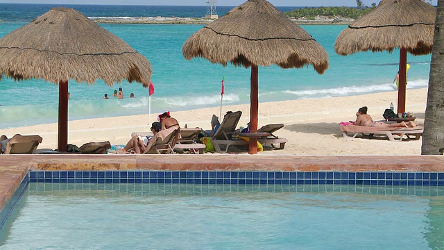 MS拍摄于墨西哥昆塔纳罗奥坎昆酒店度假村海边的游泳池视频素材