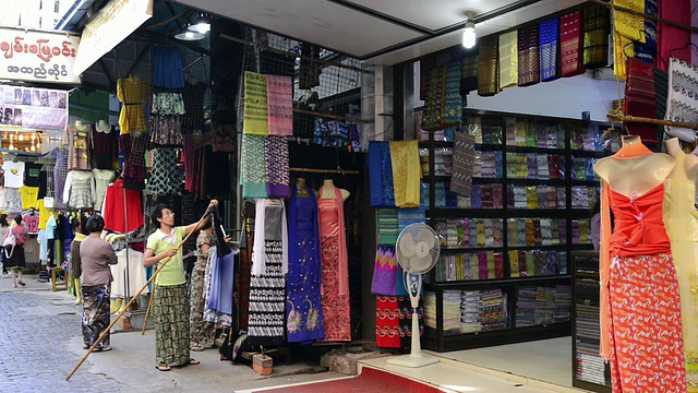 MS拍摄的妇女悬挂和整理衣服在Bogyoke昂山市场/仰光，仰光区，缅甸视频素材