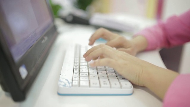 女子在电脑键盘上打字的CU镜头/陕西西安，中国视频素材
