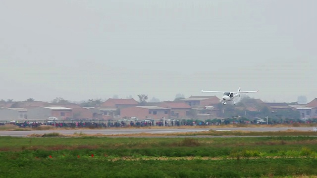 中国陕西西安，飞机在跑道上降落视频下载