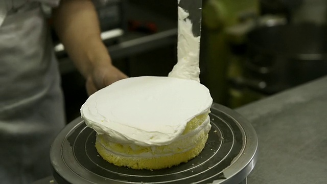 CU厨师在蛋糕上放奶油/日本京都视频下载
