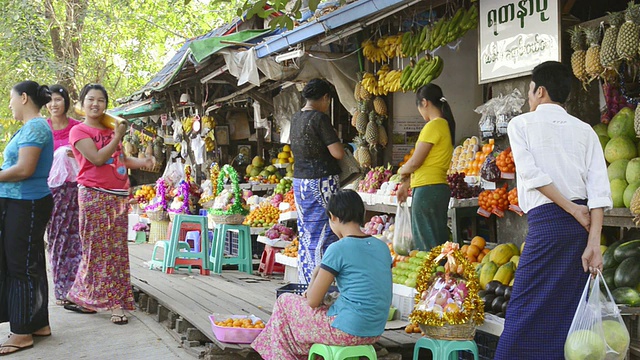 女士在水果市场/仰光，仰光区，缅甸视频素材