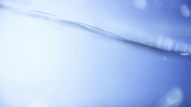 ECU SLO MO水下气泡上升到涟漪水面的照片/新西兰奥克兰视频素材