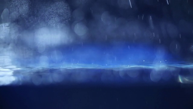 ECU SLO MO细雨滴落在平静的涟漪水面/新西兰奥克兰视频素材