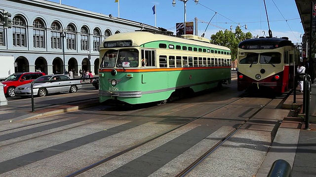 在美国加州旧金山市的道路上行驶的老式街车视频素材