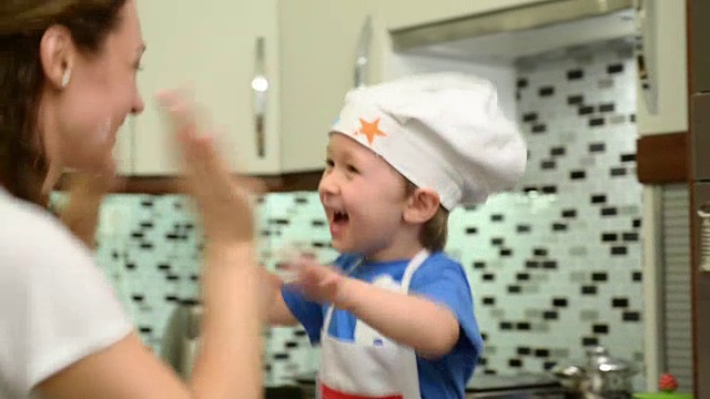 小厨师和他妈妈在家做饭视频下载