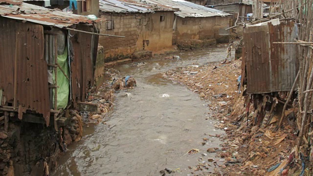 塞拉利昂弗里敦贫民窟肮脏的小溪视频素材