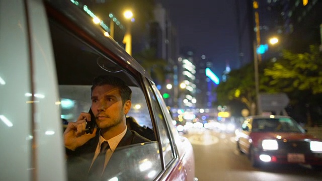 MS TS商人晚上在一辆车里工作，香港视频下载
