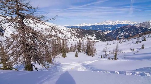 极速滑雪者表演特技视频素材