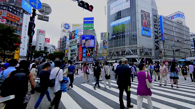 日本东京，熙熙攘攘的涉谷车站地区的Shibuya十字路口，熙熙攘攘的街道和人行道上到处都是当地人视频下载