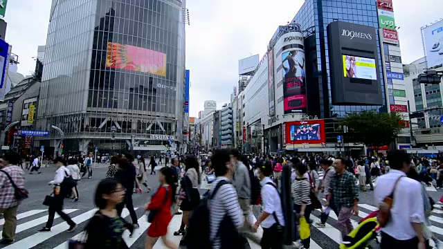 日本东京，熙熙攘攘的涉谷车站地区的Shibuya十字路口，熙熙攘攘的街道和人行道上到处都是当地人视频素材