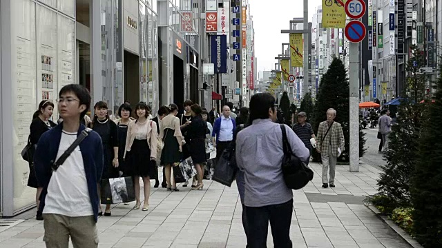 日本东京当地人群的银座购物区闹市区挤满了当地人和游客，购物和走在著名的街道上视频下载