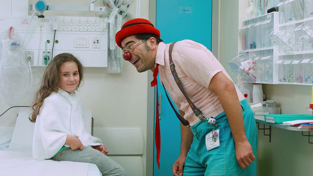 小丑逗医院里的女孩开心视频素材