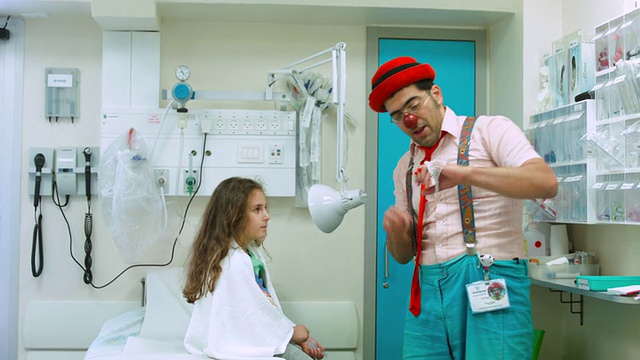 小丑对住院的女孩耍了个花招视频素材