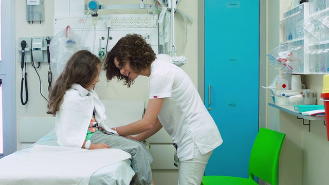 医生和病房里的小女孩谈话视频素材