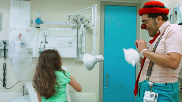 小丑逗医院里的女孩开心视频下载