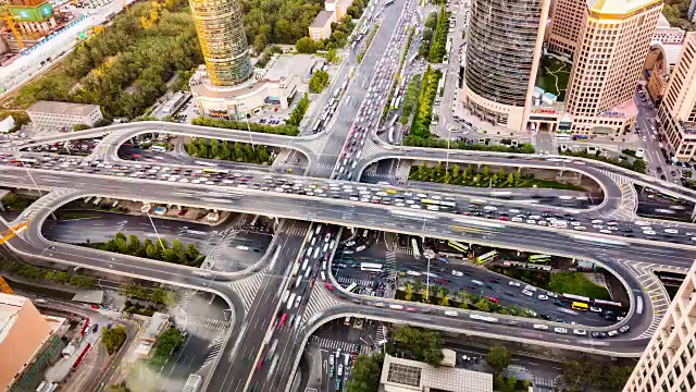 高峰时间，公路桥穿越城市视频素材