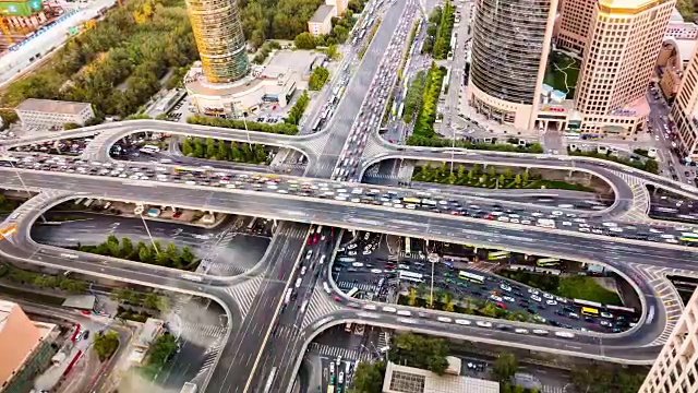 高峰时间，公路桥穿越城市视频素材