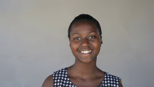 一个美丽的非洲年轻女人的视频肖像视频素材