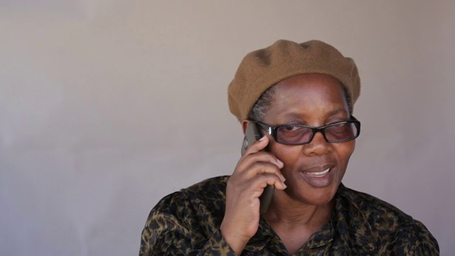 一位非洲高级女性用手机和朋友聊天视频素材