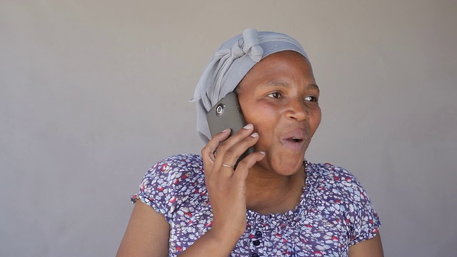 一个非洲女人在电话里开怀大笑视频素材