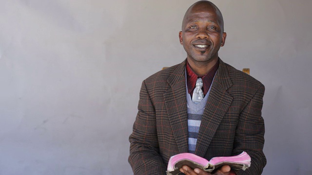 一个非洲人自信地读着圣经视频素材