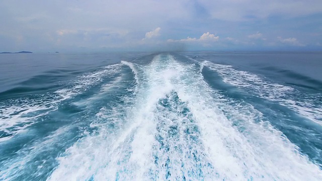 小船在蓝色的海面上飘荡视频下载