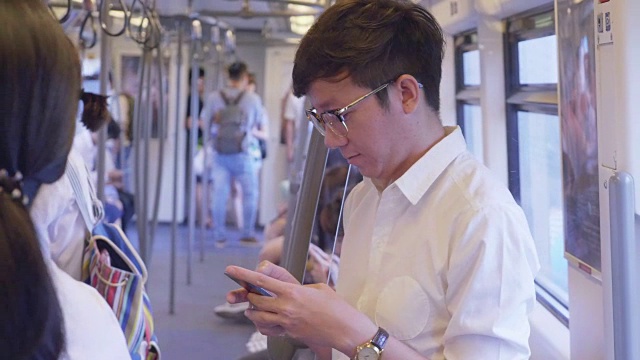 一个在地铁里用手机的男人视频素材