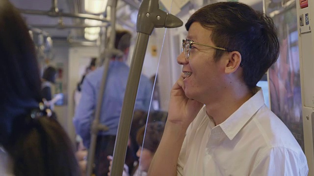 在地铁里用智能手机的男人视频素材