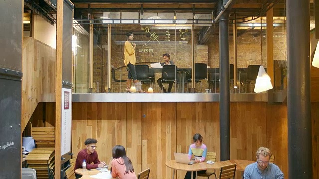 两名员工在一个现代化的办公室里工作视频素材