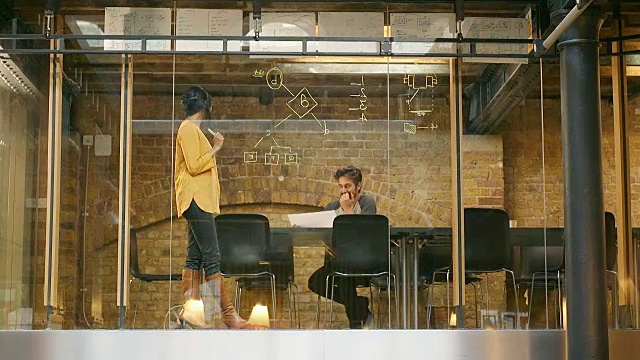 两名员工在一个现代化的办公室里工作视频素材