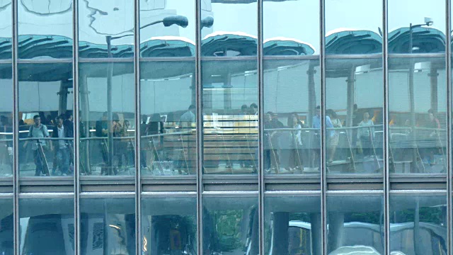 人们在香港城市的塔上投影子视频素材