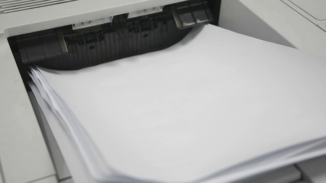 打印纸张时的打印机视频下载