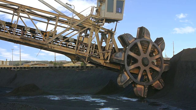 煤矿斗轮装载机视频素材